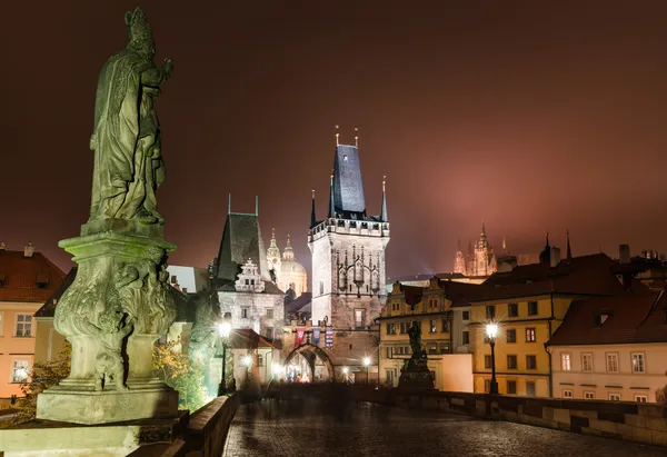 Karlsbron, Nattscen i Prag — Stockfoto