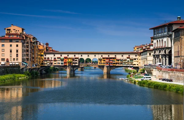 Ponte Vecchio sobre el río Arno, Florencia, Toscana en Italia —  Fotos de Stock