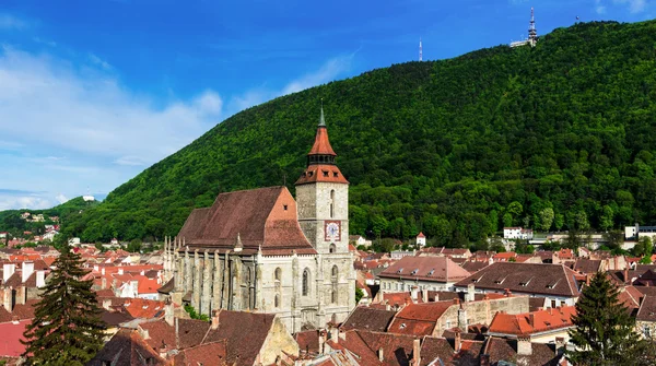 Черная церковь и гора Тампа, Брашов, Румыния — стоковое фото