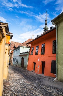 taş döşeli sokakta Ortaçağ sighisoara, Transilvanya.