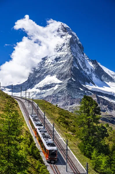 ゴルナーグラート鉄道とマッターホルンです。スイス — ストック写真