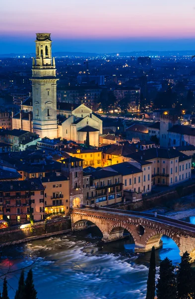 Vista nocturna de Verona con Ponte Pietra y Duomo — Foto de Stock