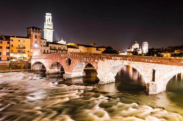 Ponte pietra in verona, italien — Stockfoto