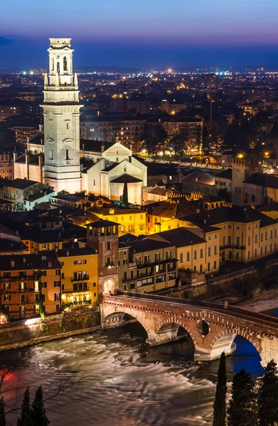 Ponte Pietra y Duomo de Verona en la noche, Italia — Foto de Stock