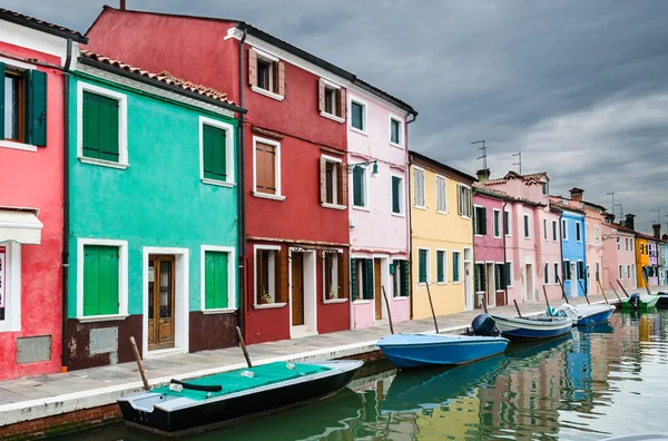 Colorido Burano canal vista, Veneza — Fotografia de Stock