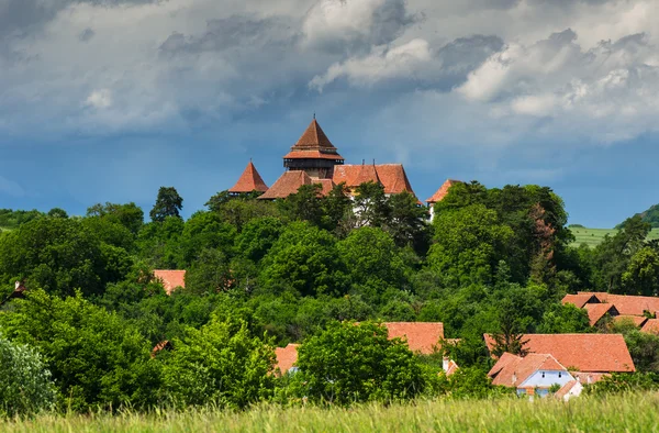 Viscri dorp en versterkte kerk, Transsylvanië, Roemenië — Stockfoto