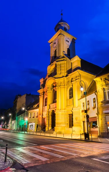 Iglesia de San Pedro y Pablo en la ciudad vieja de Brasov, Rumania — Foto de Stock