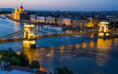 gecede, Budapeşte Szechenyi zinciri veya lanchid Köprüsü