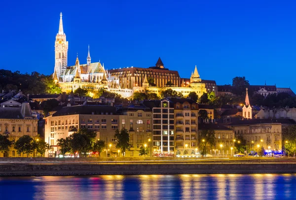 Vista nocturna de la iglesia de Matthias, Budapest — Foto de Stock