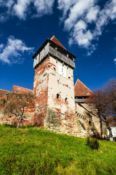 Torre y murallas de la iglesia fortificada Alma Vii, Transilvania. Gitanos — Foto de Stock