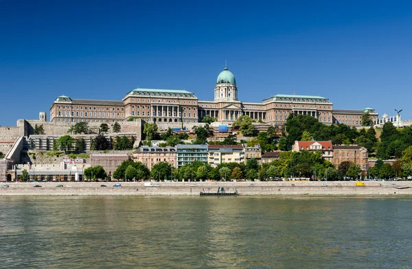 Duna folyó és a Budai vár, budapest — Stock Fotó