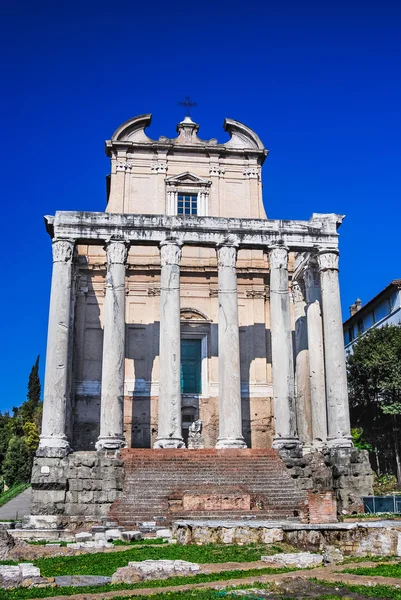 Roma, Templo de Antonino e Faustina — Fotografia de Stock