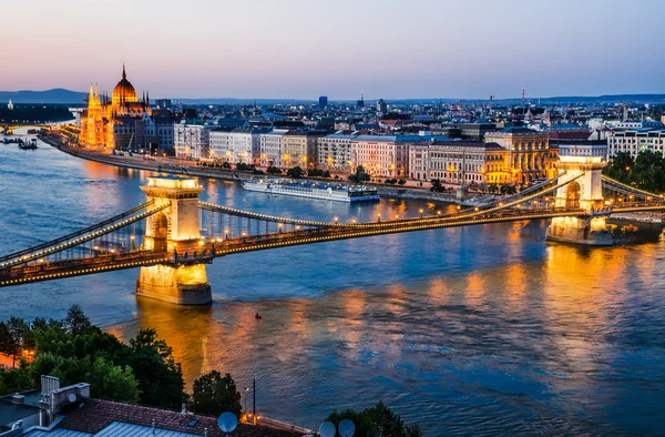 Kettingbrug en de rivier Donau, nacht in Boedapest — Stockfoto