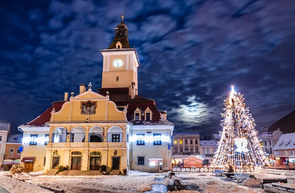 Brasov, Rathausplatz in der Weihnachtsnacht — Stockfoto