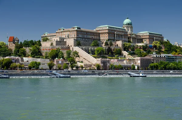 Duna folyó és a Budai vár, budapest — Stock Fotó