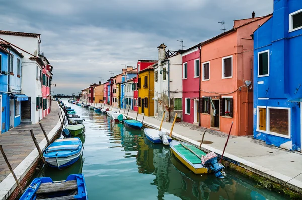 Burano, kanaal weergave, Venetië in Italië — Stockfoto