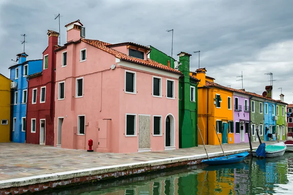 Kleurrijke burano kanaal weergave, Venetië — Stockfoto