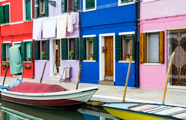 Burano canale e case colorate, Venezia — Foto Stock
