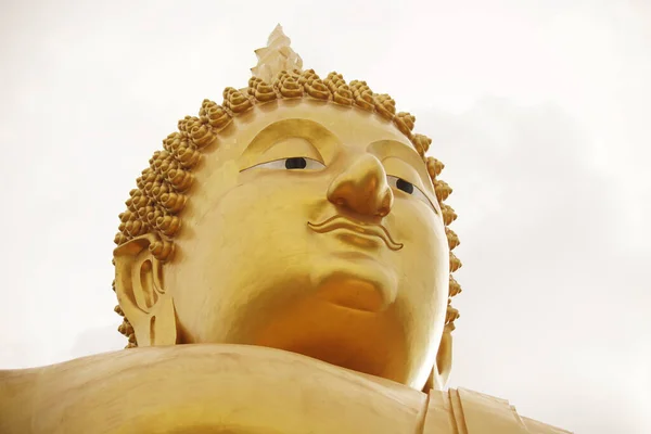 Estátua Buda Templo Púbico Tailândia Isolado Sobre Fundo Branco — Fotografia de Stock