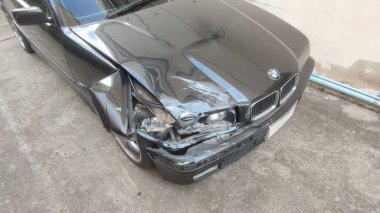 BANGKOK, THAILAND - 20 Mayıs 2022 BMW araba kazası Kırık farlar ve tamponlar