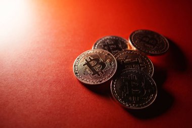 Bitcoin şifreli para birimi kırmızı arkaplanda izole edildi.