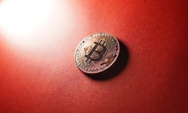 Bitcoin şifreli para birimi kırmızı arkaplanda izole edildi.
