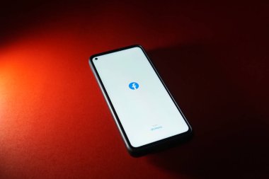 BANGKOK, THAILAND - 24 Mayıs 2022: Akıllı telefon android sisteminde Facebook uygulama logosu.