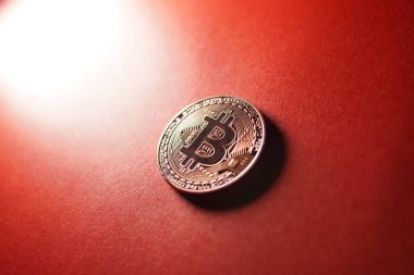 Bitcoin şifreli para birimi kırmızı arkaplanda izole edildi.