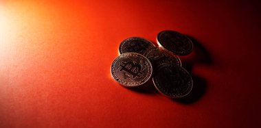 Bitcoin şifreli para birimi kırmızı arkaplanda izole edildi.