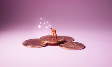 Bitcoin 'in üzerinde duran teknisyen figürü. Bitcoin madencilik kavramı.