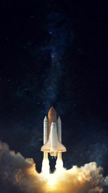 Uzay mekiği uzaya gidiyor. Bu görüntünün elementleri NASA tarafından desteklenmektedir.