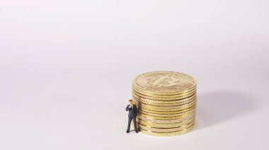 Bitcoin 'in önünde duran iş adamı figürü. Bitcoin madencilik kavramı.