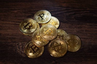 Bitcoin şifreleme para birimi ahşap arka planda izole.