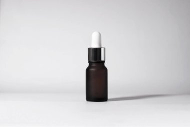 Beyaz arka plan üzerinde izole serum şişesi.         