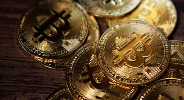 Bitcoin şifreleme para birimi ahşap arka planda izole.