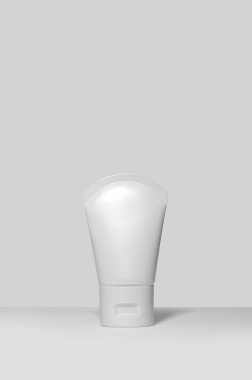 losyon tüpü modeli beyaz arkaplanda izole edildi.