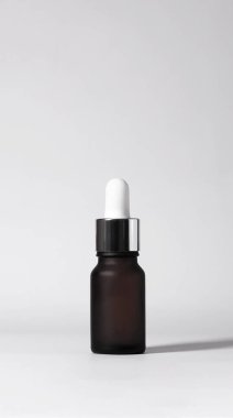 Beyaz arka plan üzerinde izole serum şişesi.         