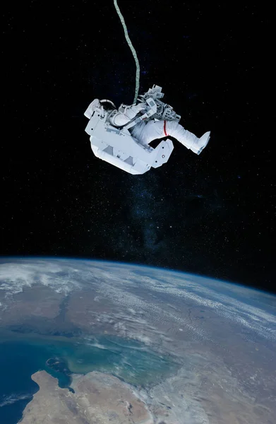 宇航服在空间背景下是孤立的 美国航天局提供的这一图像的要素 — 图库照片