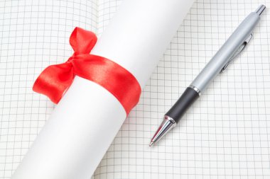 kalem ve diploma. Defter arka plan üzerinde.