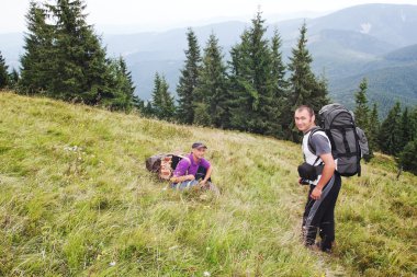iniş gelen turist grubunun üstünde Karpat mou