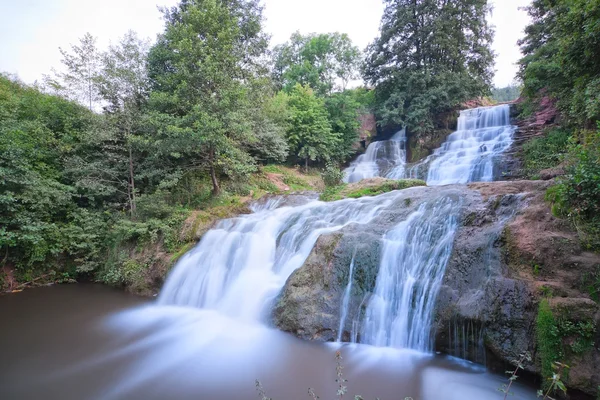 Dzhurinsky cascata in estate in Ucraina. — Foto Stock