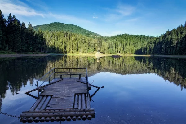 Dřevěný vor na léto jezero synevyr. — Stock fotografie