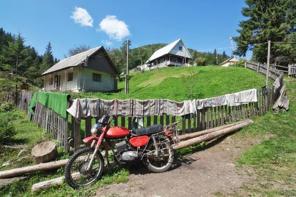 Moto antigo na zona rural. — Fotografia de Stock