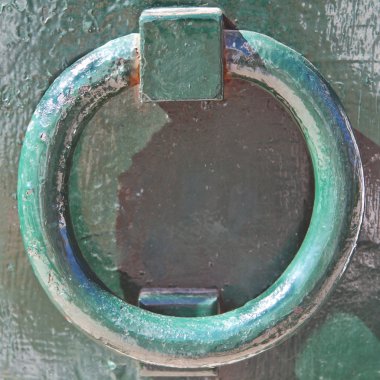 eski bir ahşap kapı tokmağı kilit-ring.