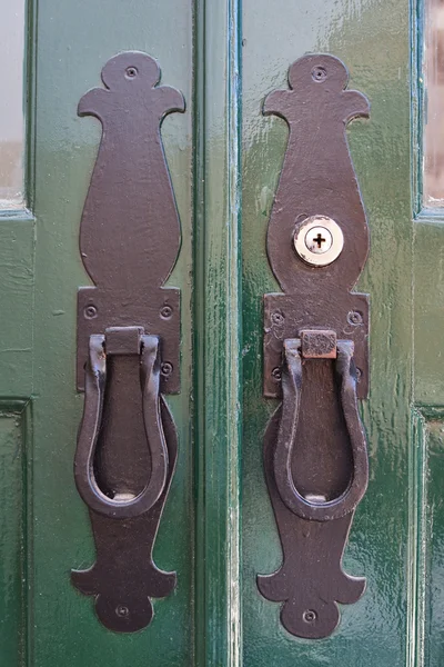 Serrure de heurtoir de porte en bois ancienne. — Photo