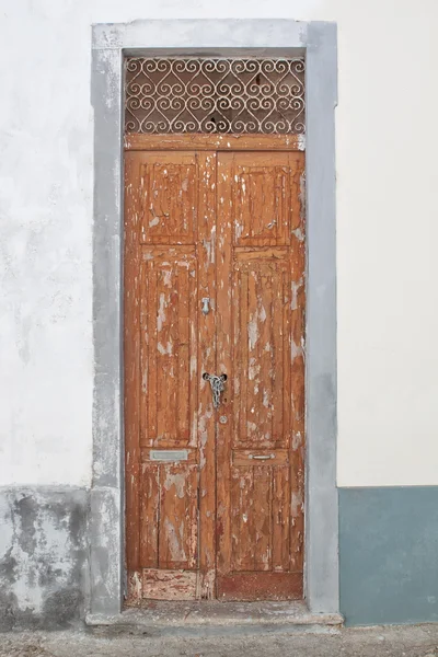 Viejas puertas de madera y amarillas en las calles de portugal. — Foto de Stock