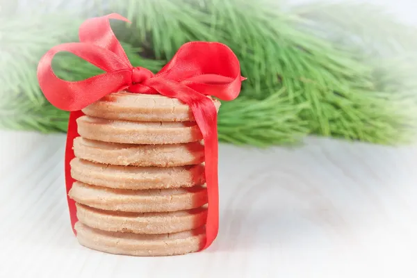 Christmas cookies with a bow. Against the background of the Chri — Stock Photo, Image