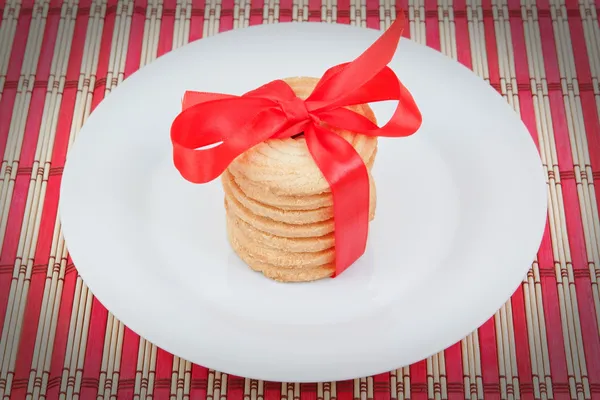 Biscotti di Natale in un piatto con un fiocco su un tovagliolo. — Foto Stock