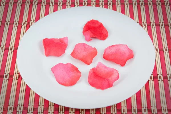 Insieme di petali di rosa su un piatto. — Foto Stock