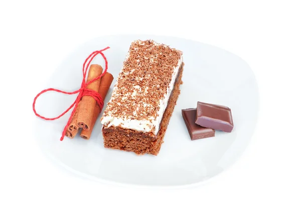 The cake with chocolate and cinnamon sticks. — Stock Photo, Image